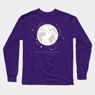 earth now has 8 billions people Long Sleeve T-Shirt